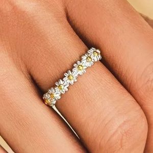 Sliver Two tone daisy flower ring - size -6